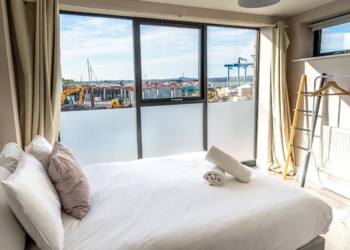 Beautiful Two Bedroom Harbour Side Apartment